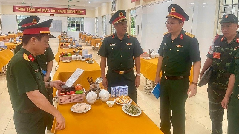 Thiếu tướng Huỳnh Tấn Hùng chỉ đạo đơn vị tăng cường các biện pháp phòng, chống bão số 3. img-1753087250675-1753087260784-3658.jpg