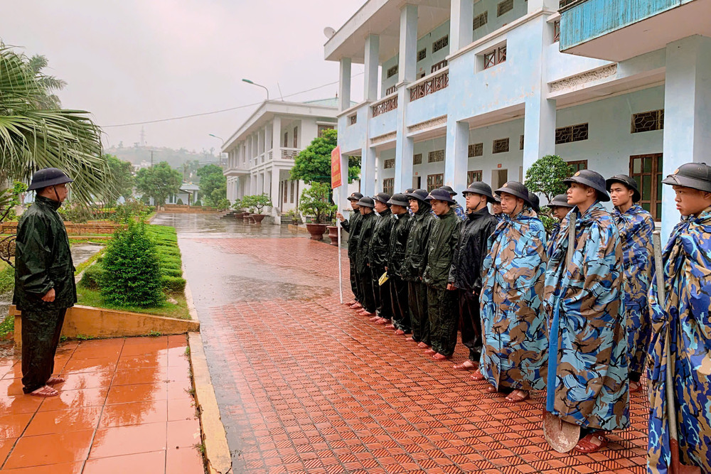 Cán bộ, chiến sĩ Lữ đoàn 170, Vùng 1 Hải quân quán triệt nhiệm vụ trước khi cơ động giúp dân. z6827667491122-8e9a041e8e1bcb2260b8267b3b65ec17.jpg