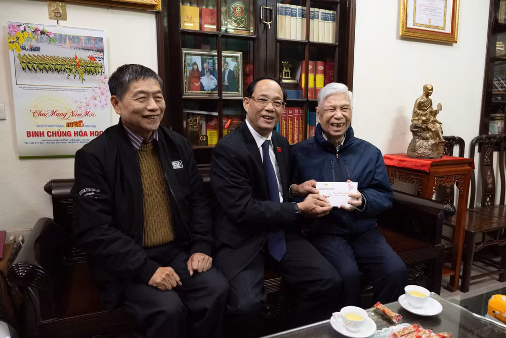 Phó Chủ tịch Quốc hội, Thượng tướng Trần Quang Phương tới thăm, chúc Tết nguyên Phó Chủ tịch Quốc hội, Trung tướng Đặng Quân Thụy.