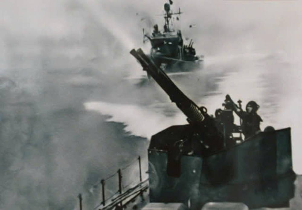 Bộ đội Hải quân đánh trả máy bay Mỹ tại Lạch Trường (Thanh Hóa) ngày 5/8/1964. (Ảnh tư liệu) 2-bo-doi-hai-quan-danh-tra-may-bay-my-tai-lach-truong-thanh-hoa-ngay-5-8-1964.jpg