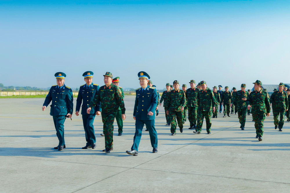 Đoàn công tác của Học viện Quốc phòng do Thượng tướng Trần Việt Khoa làm Trưởng đoàn đi học tập, nghiên cứu thực tế tại Trung đoàn Không quân 927, Quân chủng Phòng không-Không Quân. z6875743585284-01cca31eececbe4deaca45319889fe95.jpg