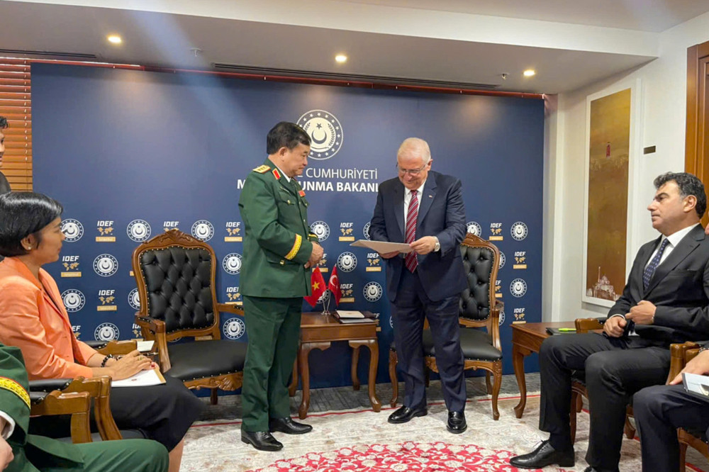 Thượng tướng Hoàng Xuân Chiến trao thư cho Bộ trưởng Quốc phòng Thổ Nhĩ Kỳ Yasar Guler. z6833226078618-d37a2cf157ad40cf6d3b97bbf513c787.jpg