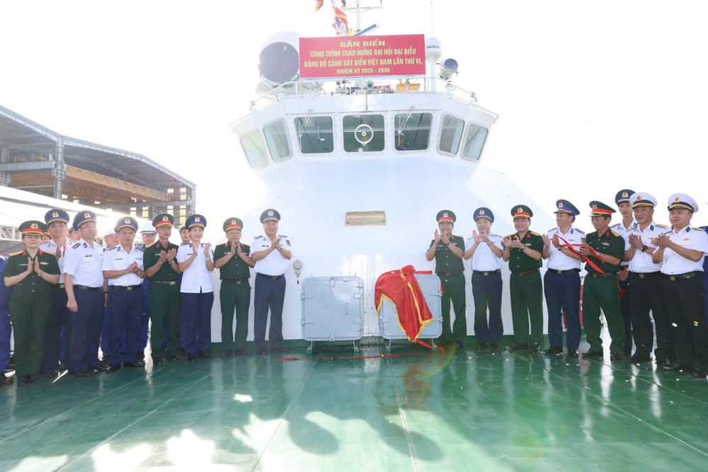 Các đại biểu thực hiện nghi lễ gắn biển công trình chào mừng đại hội. z6833820762242-da1220809632c073ed53df0c067f581e.jpg