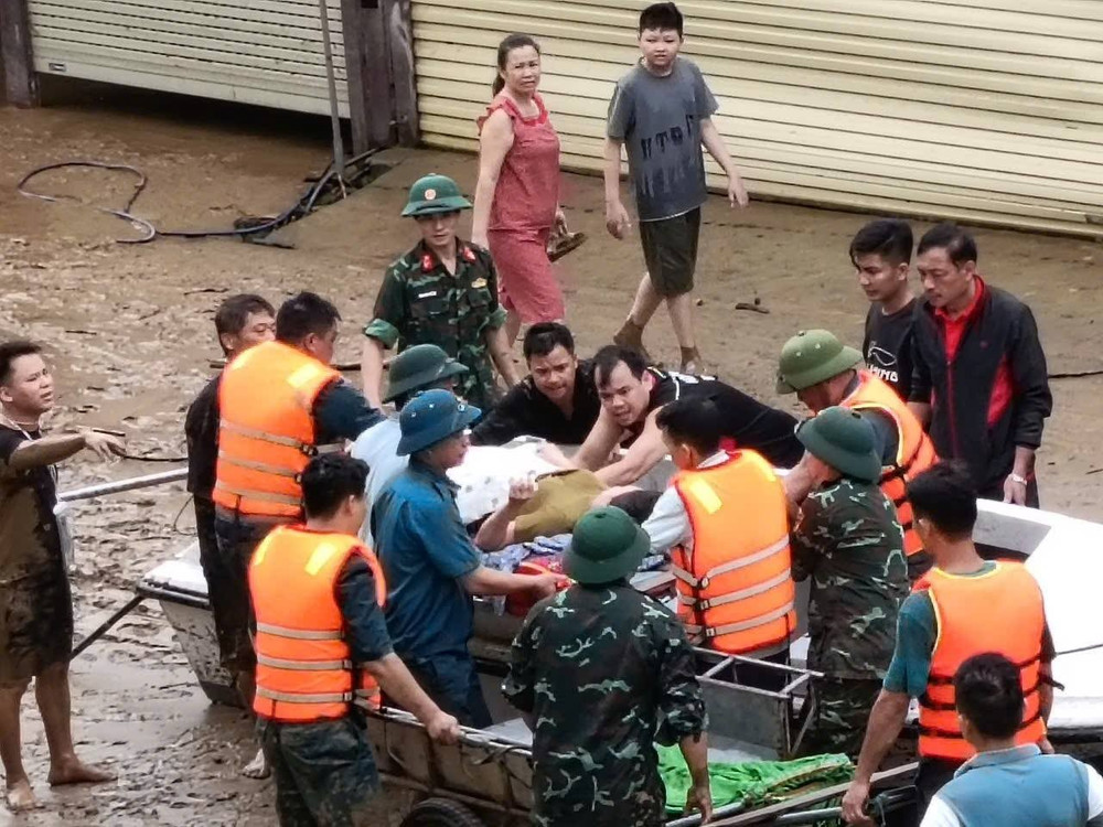 Ban Chỉ huy Phòng thủ khu vực 4 đưa người dân ra khỏi khu vực lũ tại nhiều xã ở Con Cuông, Tương Dương, Mường Xén, Mỹ Lý, Nhôn Mai, tỉnh Nghệ An. 522737366-2166693257164374-3748840386572515656-n.jpg