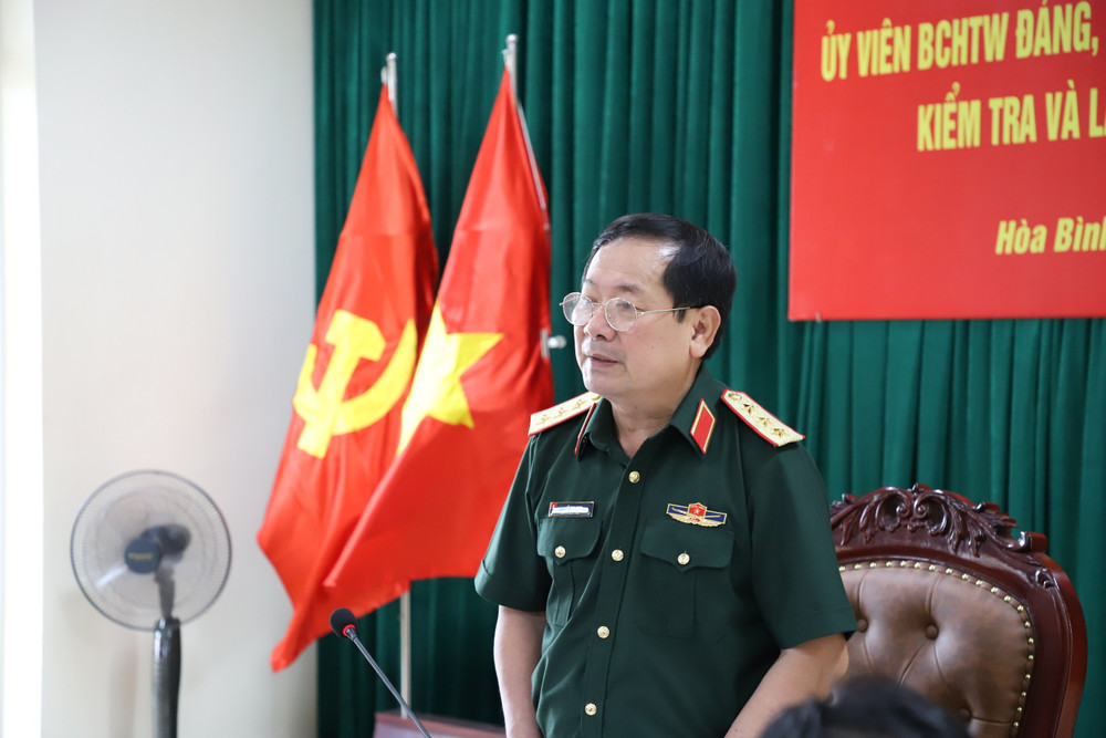 Thượng tướng Lê Huy Vịnh, Ủy viên Trung ương Đảng, Ủy viên Quân ủy Trung ương, Thứ trưởng Bộ Quốc phòng phát biểu kết luận kiểm tra. img-1749532285124-1749535449292.jpg
