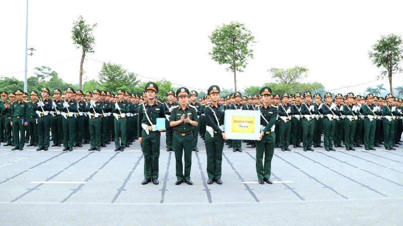 Tổng cục Hậu cần-Kỹ thuật tặng quà Khối Sĩ quan Hậu cần-Kỹ thuật và Công nghiệp quốc phòng. img-20250725-110836-5545.jpg