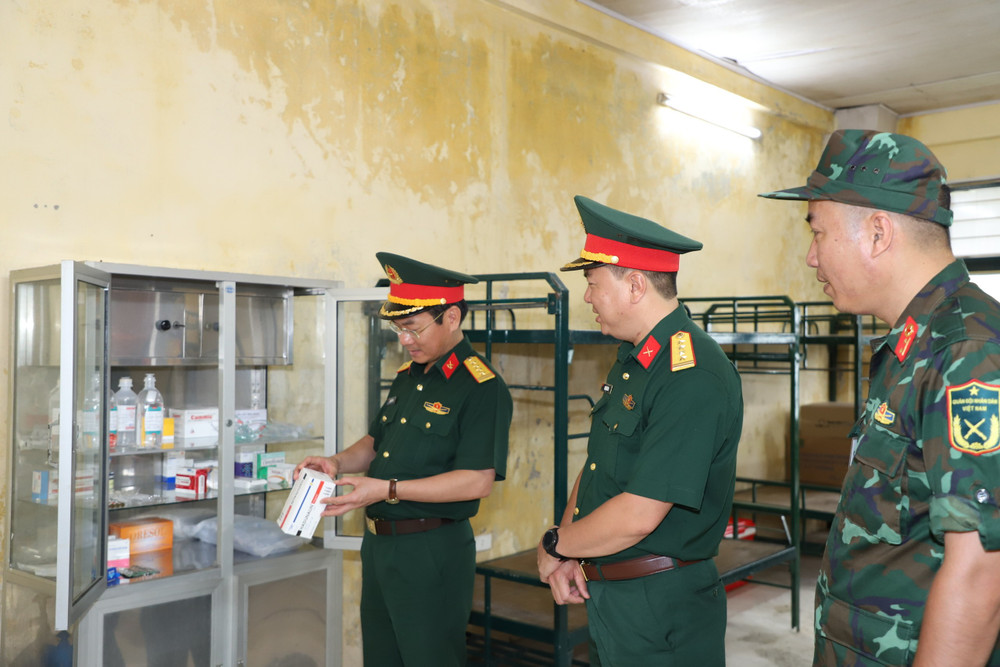 Đoàn công tác kiểm tra công tác bảo đảm hậu cần. z6840578050102-5c7f75447655417d7db29975352ccb8c.jpg