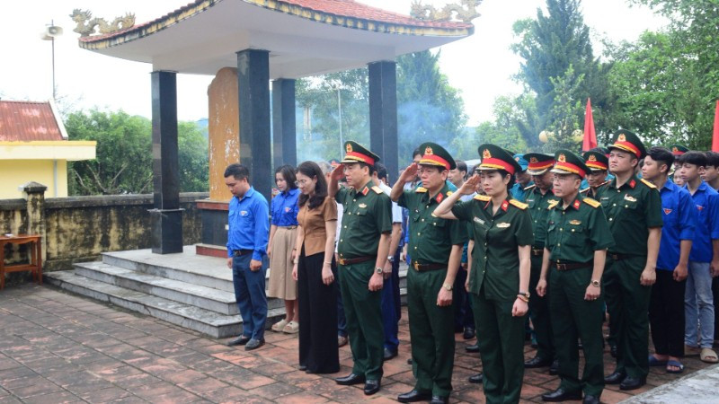 Đoàn công tác Tổng cục Hậu cần-Kỹ thuật và cấp ủy, chính quyền địa phương dâng hương tưởng niệm các Anh hùng Liệt sĩ tại Nghĩa trang liệt sĩ xã Yên Thọ. dsc-5082-9226.jpg