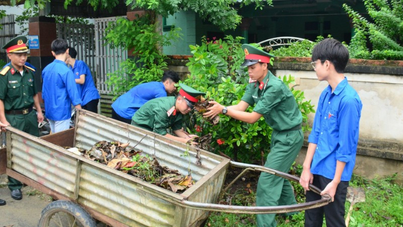 Đoàn viên, thanh niên Kho K826 và đoàn viên xã Yên Thọ tổ chức Ngày môi trường quân-dân dsc-5101-928.jpg