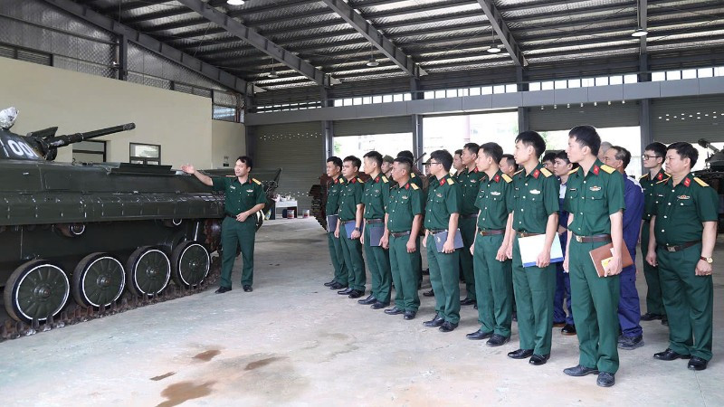 Các cán bộ, nhân viên tập huấn lý thuyết giới thiệu màu sơn xe tăng thiết giáp thực hiện nhiệm vụ A80. xmvt-a5-5343.jpg