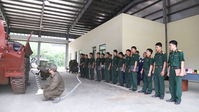 Tập huấn thực hành sơn màu quân sự trên xe tăng thiết giáp. xmvt-a6-9550.jpg
