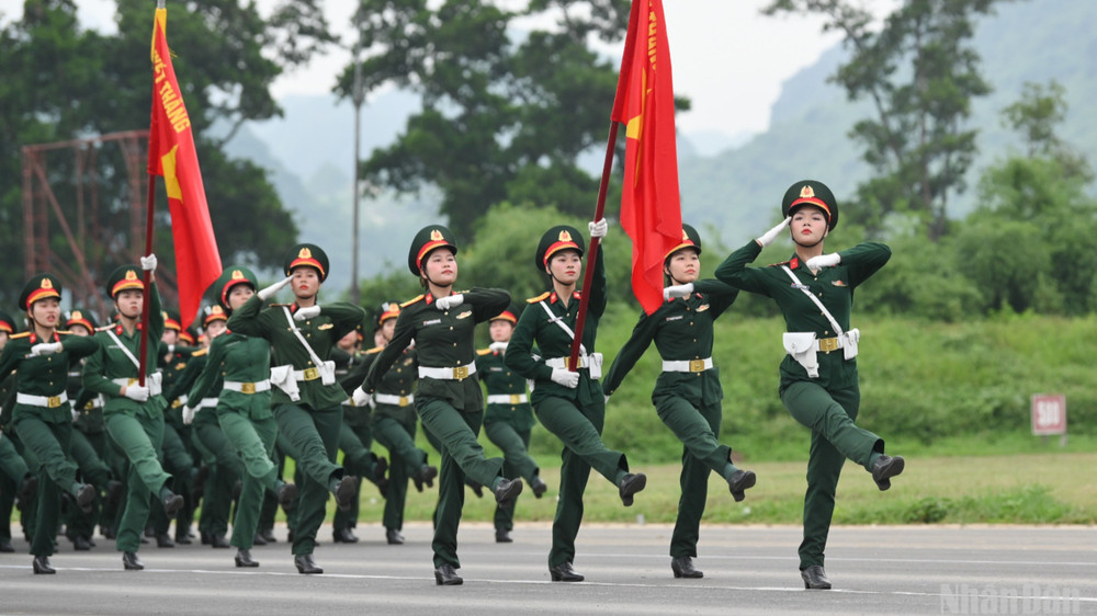 Khối Nữ Quân y tham gia hợp luyện.