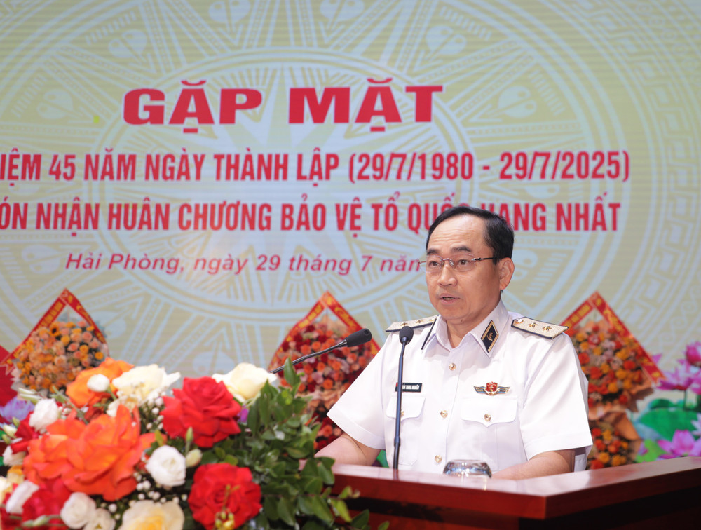 Phó Đô đốc Trần Thanh Nghiêm, Ủy viên Trung ương Đảng, Tư lệnh Quân chủng Hải quân phát biểu tại buổi gặp mặt. hai-quan-5691.jpg