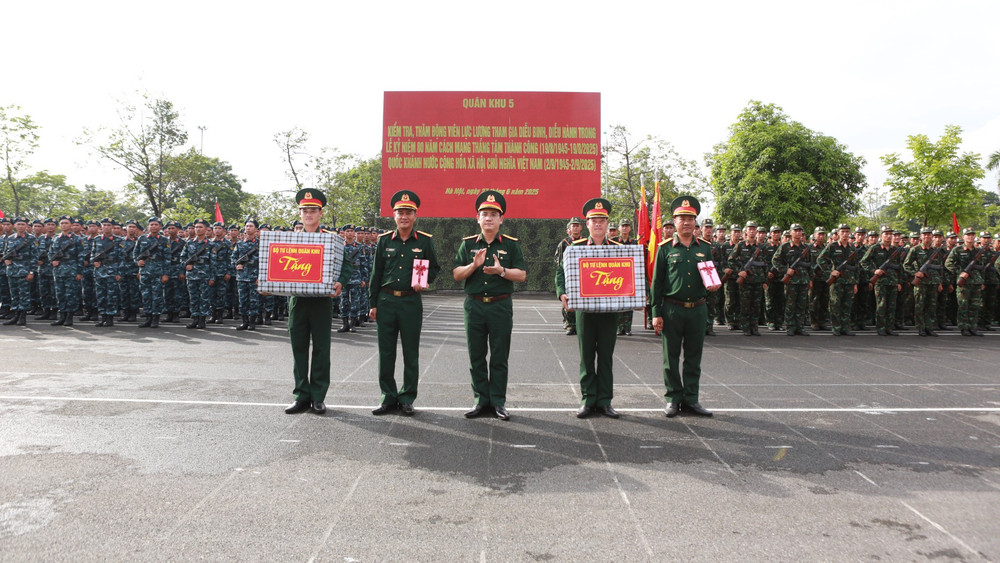 Đại tá Phan Đại Nghĩa, Phó Tư lệnh kiêm Tham mưu trưởng Quân khu, tặng quà động viên các lực lượng. 3-9816.jpg