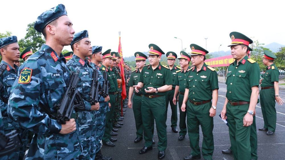 Đoàn công tác của Quân khu 5 thăm, kiểm tra các lực lượng làm nhiệm vụ A80 luyện tập. 2-7984.jpg