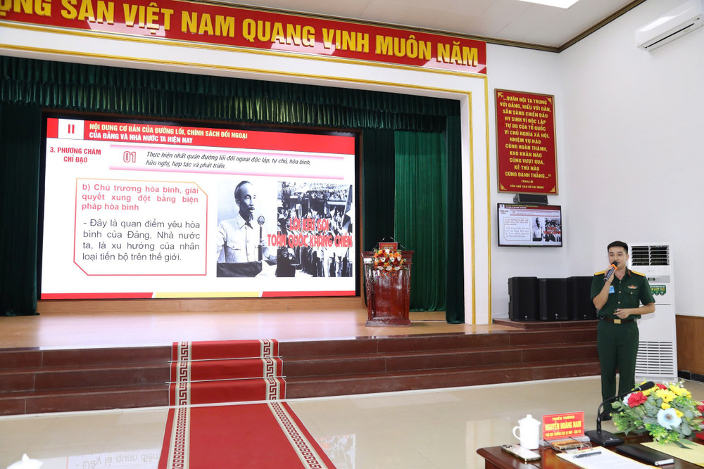 Đại uý Nguyễn Quang Tú, Trợ lý tuyên huấn quần chúng, Lữ đoàn 971, Cục Xe máy-Vận tải tham gia phần thi thực hành bài giảng. z6884190741123-6021e561c8b38989f06236a898273d48.jpg