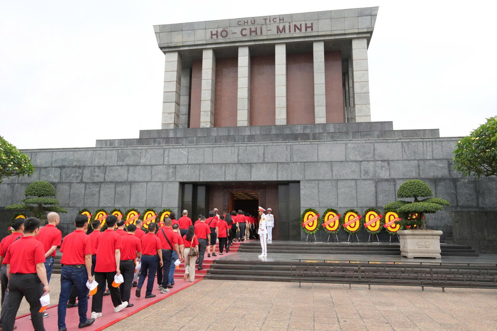 Nhân dân, các đoàn khách quốc tế tổ chức lễ viếng Chủ tịch Hồ Chí Minh. z6881081438904-dbc2a67ff9bcea31051d49f2324f813d.jpg