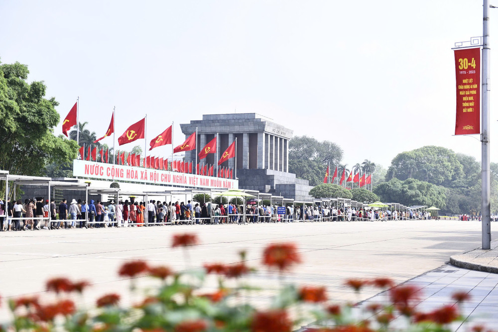 Nhân dân, các đoàn khách quốc tế tổ chức lễ viếng Chủ tịch Hồ Chí Minh. z6881053804643-5637dd7c1b09aa81ef5ed0d8f307498f.jpg