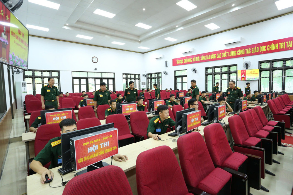 Các thí sinh tham gia phần thi kiến thức bằng hình thức trắc nghiệm trên máy tính. z6884191042508-78a0d8a8ccf0c9522c0f2dfe61d129cd.jpg
