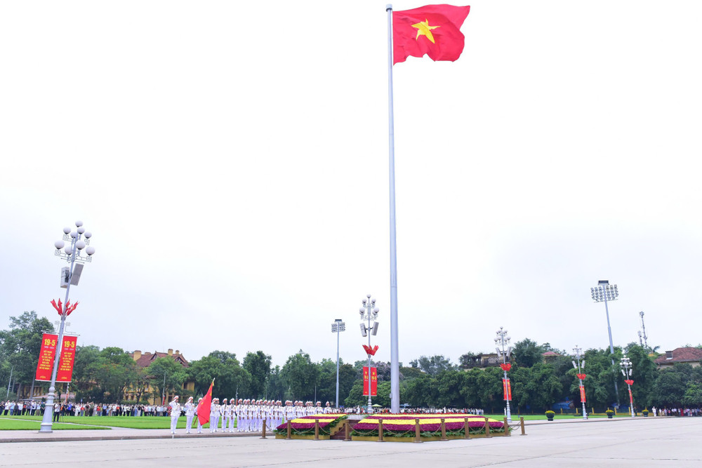 Trang nghiêm lễ thượng cờ tại Lăng Chủ tịch Hồ Chí Minh. z6881053925674-7a8c7809467f92907c3c7fc48b4b41fb.jpg