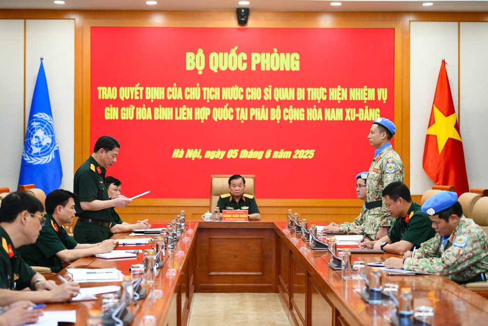 Toàn cảnh Lễ trao quyết định. img-20250605-130756.jpg