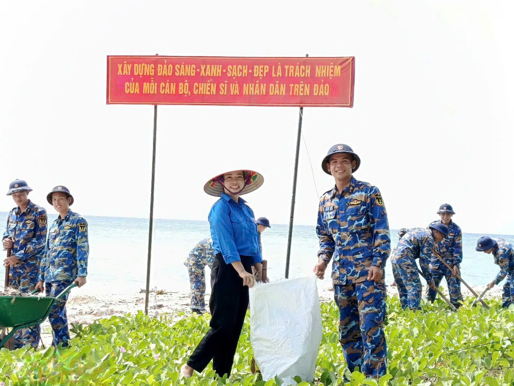 Các chiến sĩ Hải quân và người dân cùng nhau tổng vệ sinh bãi biển, tạo diện mạo sáng–xanh–sạch–đẹp cho đảo. z6824200246600-ceb5d68c94f44f5753ba00692c3fb9b7.jpg