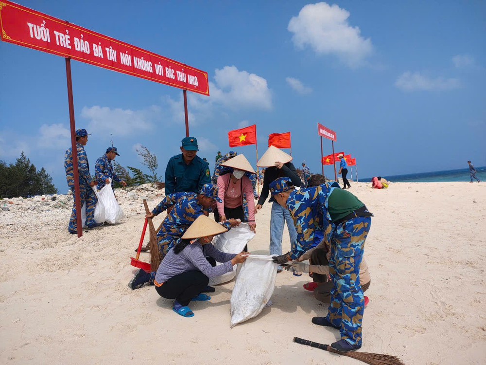 Hoạt động hưởng ứng ngày Chủ nhật xanh, góp phần bảo vệ môi trường biển, nâng cao ý thức gìn giữ đảo ngọc. z6824200427237-b74a438be9732bdb774b4a7f5f50a4ac.jpg