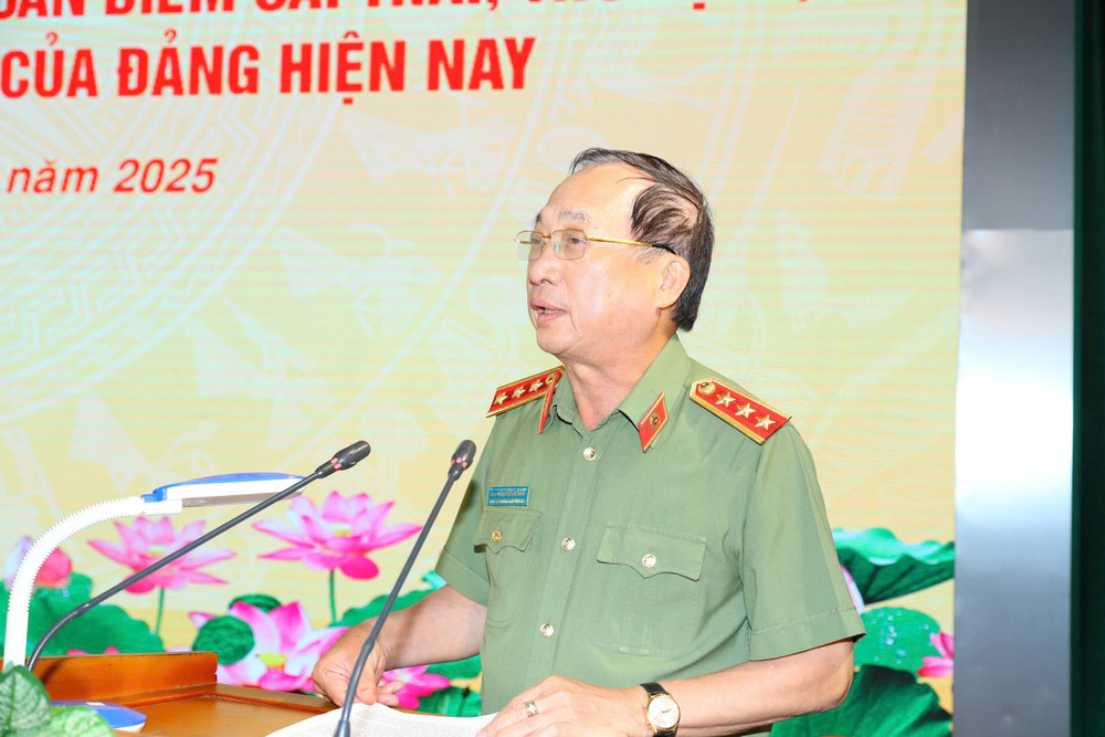 Thượng tướng, Phó Giáo sư, Tiến sĩ Nguyễn Văn Thành, Phó Chủ tịch Hội đồng Lý luận Trung ương, phát biểu tại hội thảo. img-20250611-132300.jpg
