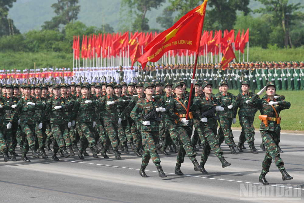 Khối Nữ sĩ quan Binh chủng Thông tin liên lạc. ndo_br_tong-hop-luyen-8373.jpg