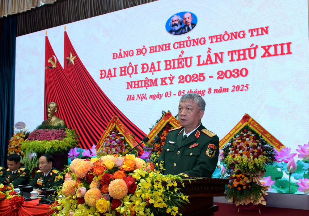 Đồng chí Phó Tổng Tham mưu trưởng Quân đội nhân dân Việt Nam phát biểu chỉ đạo Đại hội. binh-chung-thong-tin-1-2.jpg