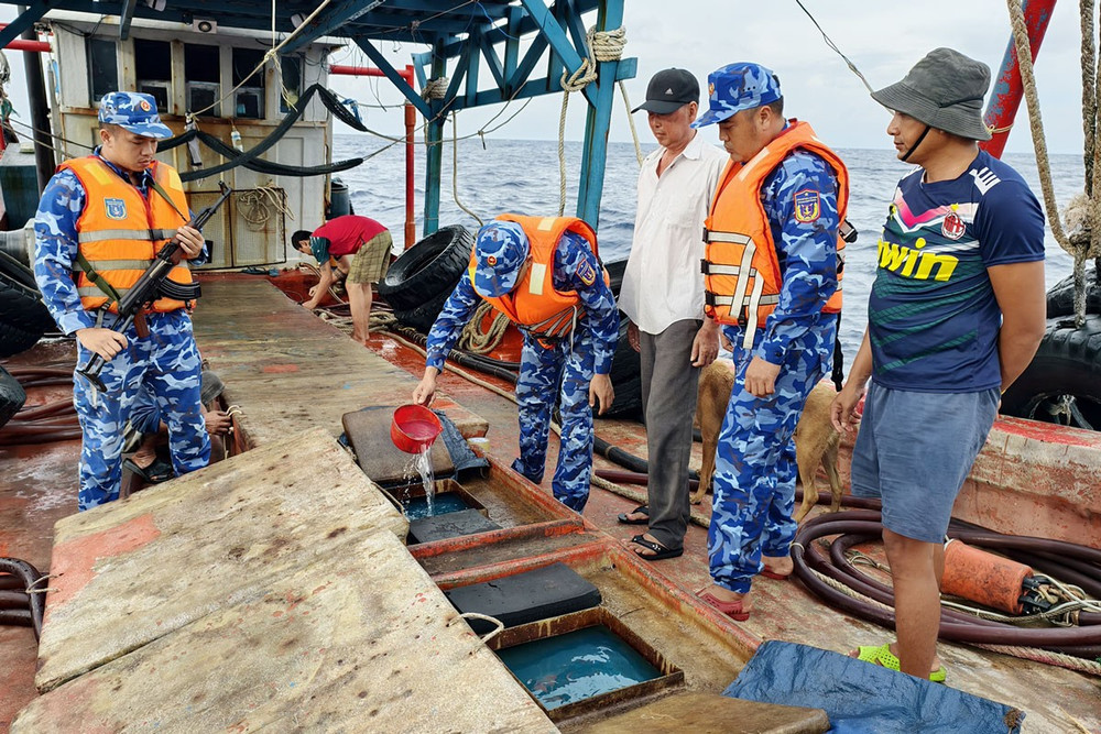 Thi đua lập thành tích bắt giữ tàu vận chuyển trái phép dầu D.O trên biển chào mừng Đại hội. thi-dua-lap-thanh-tich-bat-giu-tau-van-chuyen-trai-phep-dau-do-tren-bien-chao-mung-dai-hoi.jpg