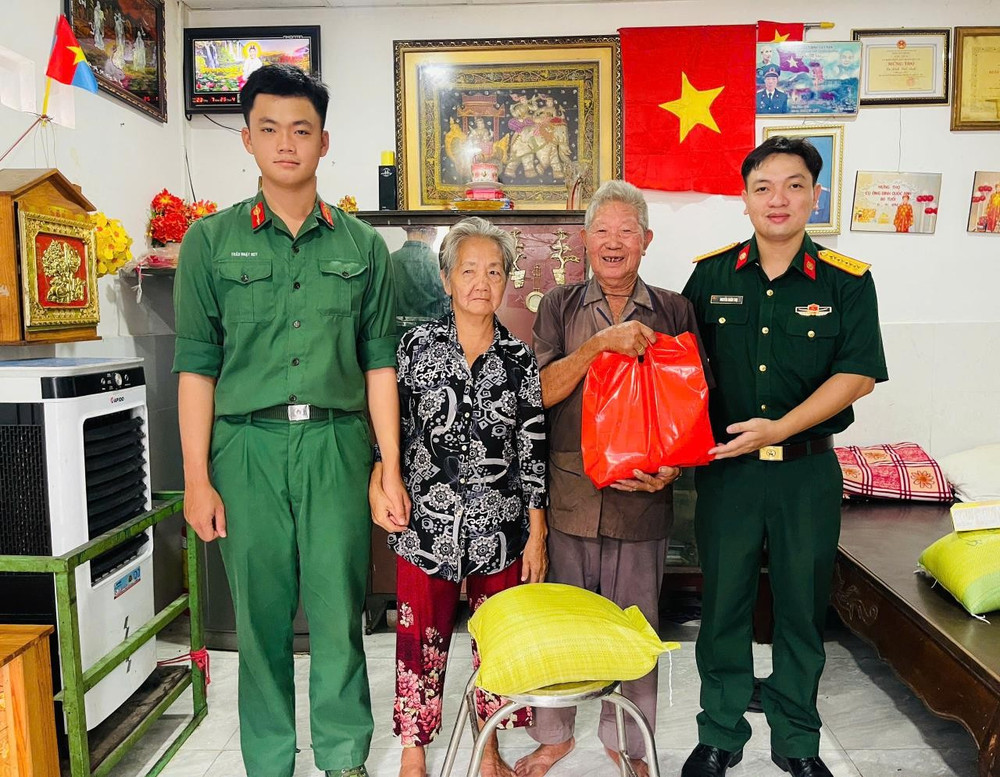 Tiểu đoàn 133, Lữ đoàn 596 thăm, tặng quà và hũ gạo tiết kiệm cho gia đình thương binh trên địa bàn. 4-tieu-doan-133-lu-doan-596-tham-tang-qua-va-hu-gao-tiet-kiem-cho-gia-dinh-thuong-binh-tren-dia-ban.jpg