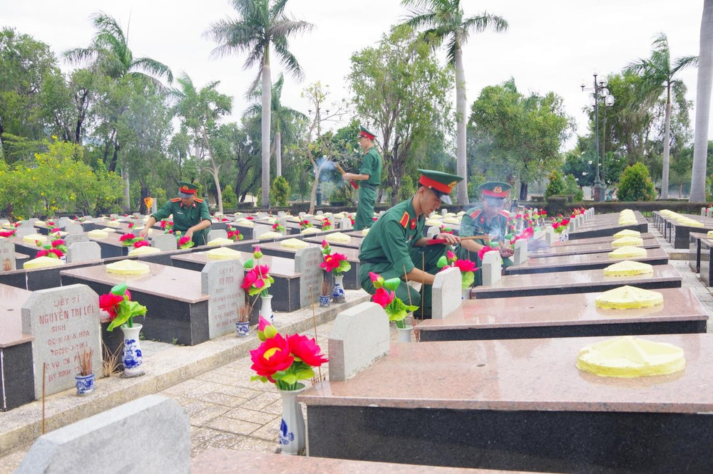 Học viên Trường Sĩ quan Thông tin dâng hương tưởng niệm tại Nghĩa trang Liệt sĩ Ninh Hòa. 2-hoc-vien-truong-si-quan-thong-tin-dang-huong-tuong-niem-tai-nghia-trang-liet-si-ninh-hoa.jpg