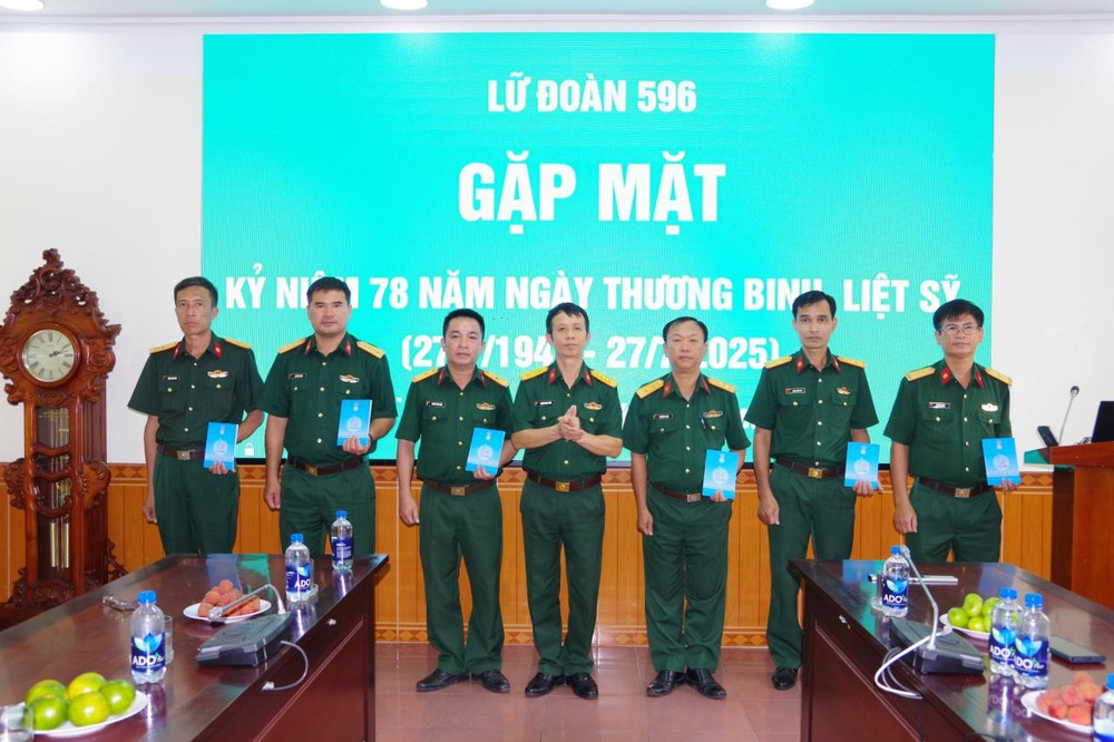 Lữ đoàn 596 tặng quà, động viên các đồng chí con thương binh, bệnh binh, nạn nhân nhiễm chất độc da cam. 7-lu-doan-596-tang-qua-dong-vien-cac-dong-chi-con-thuong-binh-benh-binh-nan-nhan-nhiem-chat-doc-da-cam.jpg