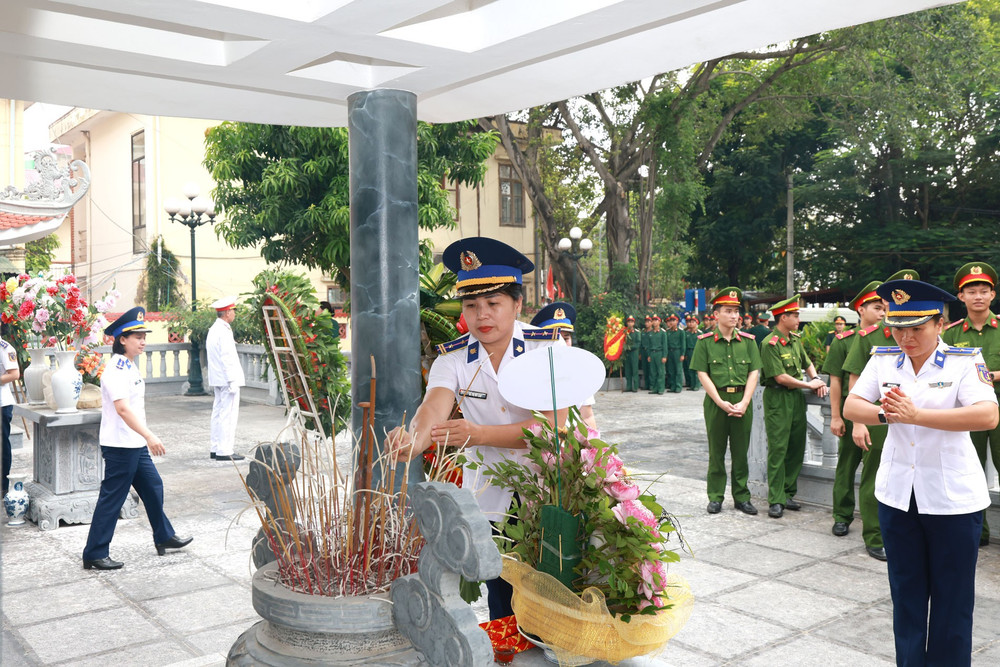 Dâng hương tri ân các Anh hùng liệt sĩ. csb-1720.jpg