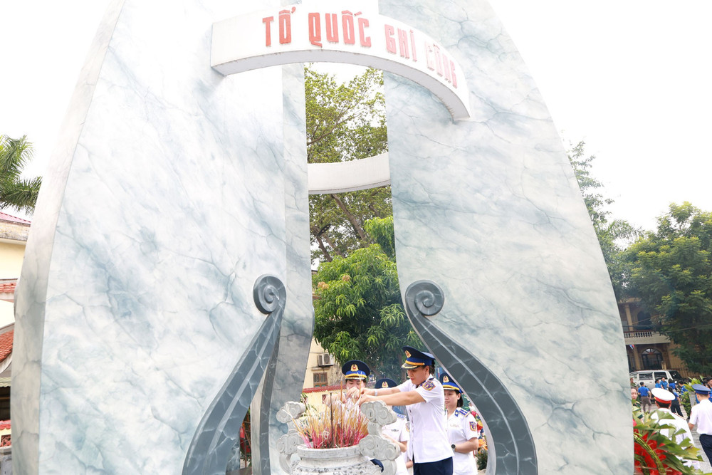 Dâng hương tri ân các Anh hùng liệt sĩ. dang-huong-tuong-niem-cac-anh-hung-liet-si.jpg