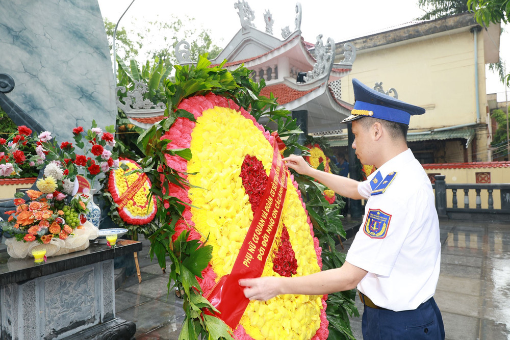 Đoàn viên thanh niên đặt vòng hoa, dâng hương tưởng niệm các Anh hùng liệt sĩ. doan-vien-thanh-nien-dat-vong-hoa-dang-huong-tuong-niem-cac-anh-hung-liet-si.jpg