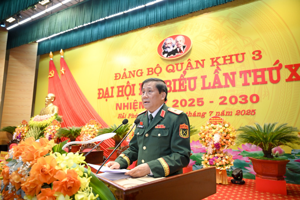 Thiếu tướng Nguyễn Đức Hưng, Bí thư Đảng ủy, Chính ủy Quân khu 3 phát biểu. dai-hoi-quan-khu-3-3794.jpg