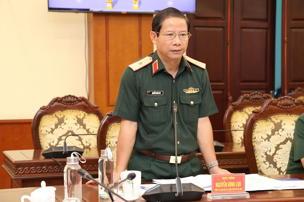 Thiếu tướng Nguyễn Đình Lưu, Phó Tư lệnh Bộ Tư lệnh Thủ đô Hà Nội báo cáo kết quả triển khai thực hiện nhiệm vụ A80. z6858796201544-98e96629f5f7b5bb4a874eb4e8364c88.jpg