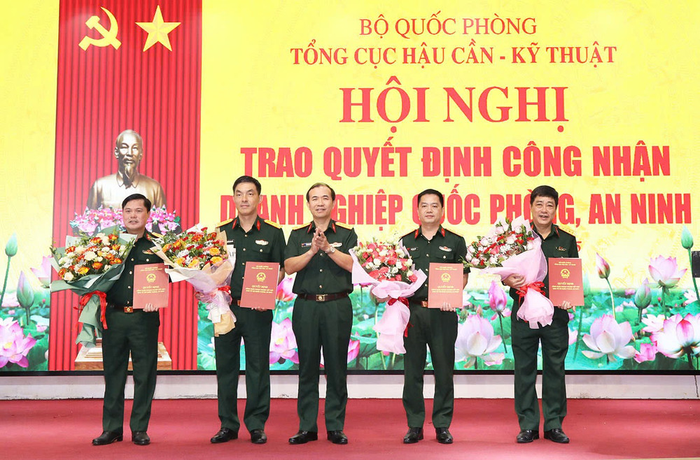 Đại tá Vũ Văn Nhất, Phó Tham mưu trưởng Tổng cục Hậu cần-Kỹ thuật trao Quyết định công nhận doanh nghiệp kết hợp kinh tế với quốc phòng, an ninh. z6860230029427-59fe617f0eb219b326caaf96834f49f3.jpg