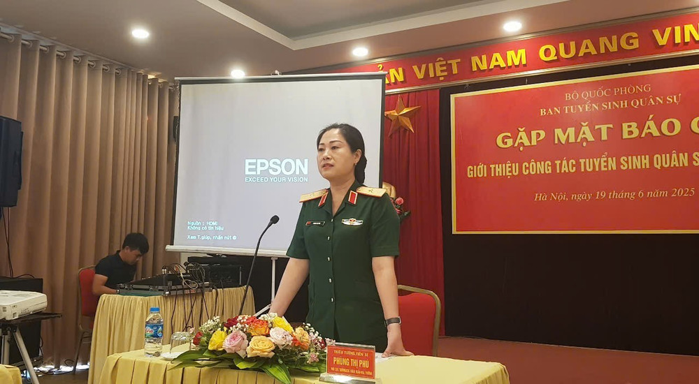 Thiếu tướng, Tiến sĩ Phùng Thị Phú, Phó Cục trưởng Quân huấn-Nhà trường, gửi lời chúc mừng các nhà báo nhân dịp kỷ niệm 100 năm Ngày Báo chí Cách mạng Việt Nam.