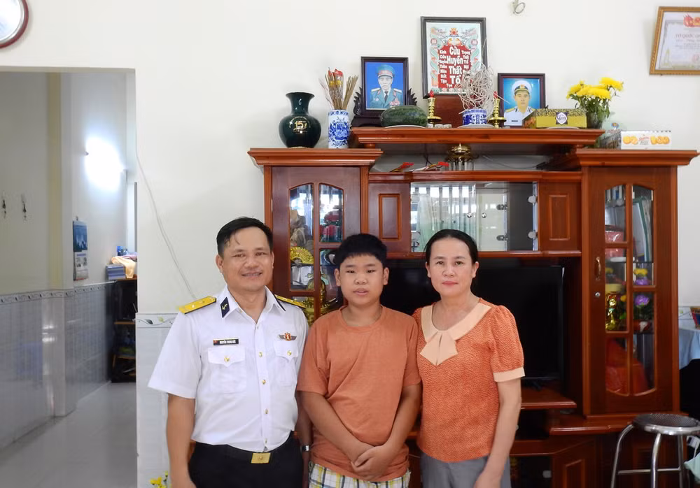 2-2chi-huy-tieu-doan-dk1-tham-than-nhan-gia-dinh-liet-si.jpg