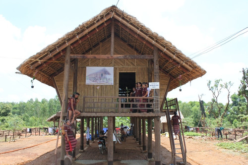 Nhà truyền thống của dân tộc Chơ Ro (Ảnh: Làng Văn hóa-Du lịch các Dân tộc Việt Nam) Nhà truyền thống của dân tộc Chơ Ro (Ảnh: Làng Văn hóa-Du lịch các Dân tộc Việt Nam)