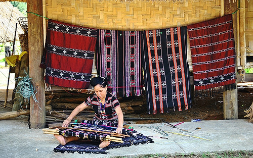 Một người phụ nữ Tà Ôi dệt zèng (vải thổ cẩm) theo phương pháp thủ công lâu đời (Ảnh: Làng Văn hóa - Du lịch các dân tộc Việt Nam)