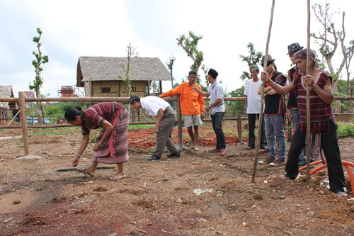 Cách trỉa lúa truyền thống của người Chơ Ro (Ảnh: Làng Văn hóa-Du lịch các Dân tộc Việt Nam) Cách trỉa lúa truyền thống của người Chơ Ro (Ảnh: Làng Văn hóa-Du lịch các Dân tộc Việt Nam)
