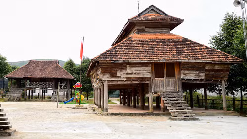 Khuôn viên nhà rông văn hóa của người Brâu. (Ảnh:Báo Dân tộc)