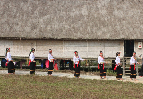 Các cô gái Co say sưa điệu múa Cà Đáu mềm mại trong Lễ mừng nhà mới (Ảnh: Làng Văn hóa-Du lịch các dân tộc Việt Nam).