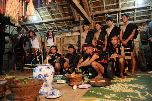 Thầy cúng thực hiện lễ cúng trong nhà trong Lễ cầu mưa của người Co (Ảnh: Làng Văn hóa-Du lịch các dân tộc Việt Nam).