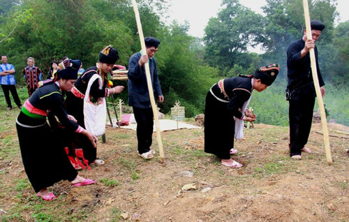 Cách tra hạt của người Khơ Mú ở xã Ẳng Tở, huyện Mường Ảng, tỉnh Điện Biên (Ảnh: Làng Văn hóa - Du lịch các dân tộc Việt Nam) Cách tra hạt của người Khơ Mú ở xã Ẳng Tở, huyện Mường Ảng, tỉnh Điện Biên (Ảnh: Làng Văn hóa - Du lịch các dân tộc Việt Nam)