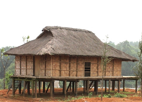 Nhà ở truyền thống của dân tộc Kháng (Ảnh: Cổng thông tin tỉnh Sơn La)